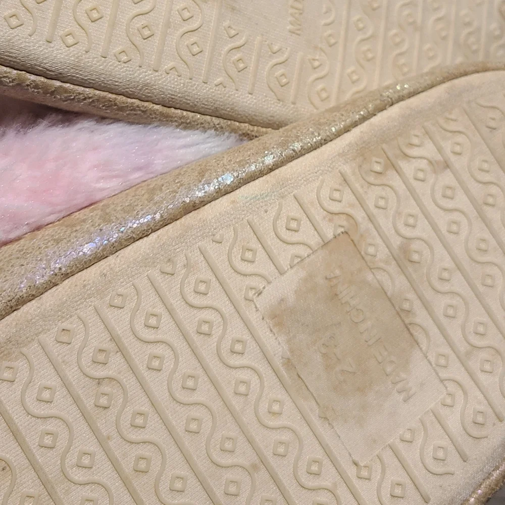 🍦Fuzzy rainbow unicorn slippers🧋